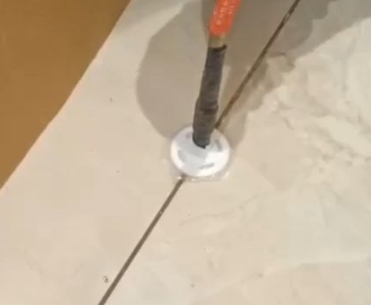 香坊瓷砖空鼓维修公司专业解答瓷砖在铺贴过程中，如果没有涂抹均匀到位的粘结材料（如水泥砂浆或瓷砖胶），可能会导致以下问题