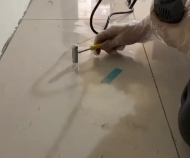 香坊瓷砖开裂维修公司专业分享瓷砖在铺贴前如果没有沥干水分，将会导致以下问题